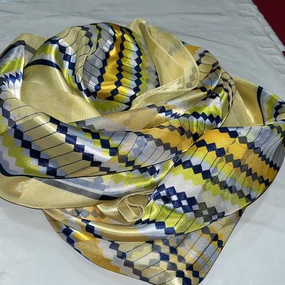 Vintage yellow white silky Big square scarf zig zag 70s print Mod, retro 39x39” - Picture 11 of 11